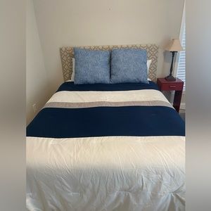 Queen size comforter & accent pillows